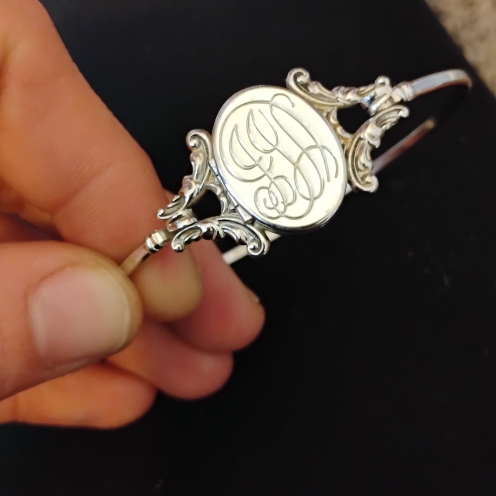 Vintage Avon yesterdays memories bangle bracelet